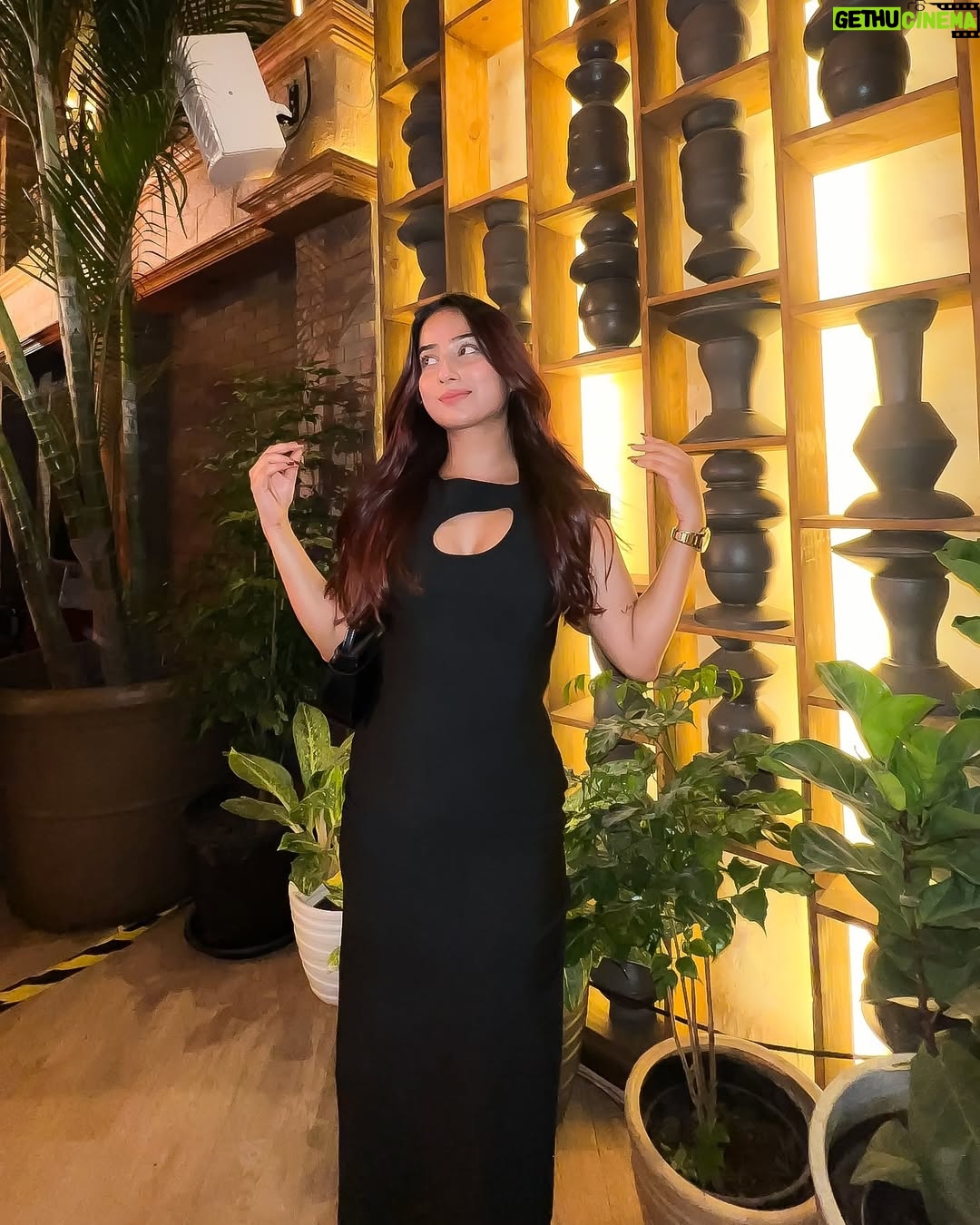 Shyrin Anicka - 115.5K Likes - Don’t know why i always end up wearing black 💁🏼‍♀️🤍

Wearing :- @bebombbae