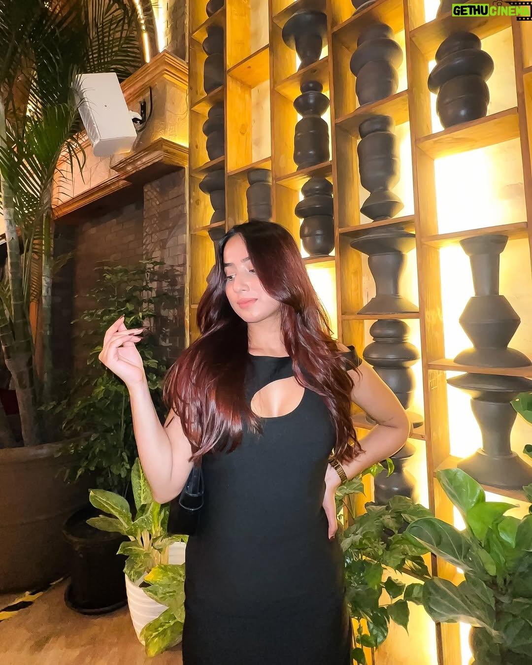 Shyrin Anicka - 115.5K Likes - Don’t know why i always end up wearing black 💁🏼‍♀️🤍

Wearing :- @bebombbae