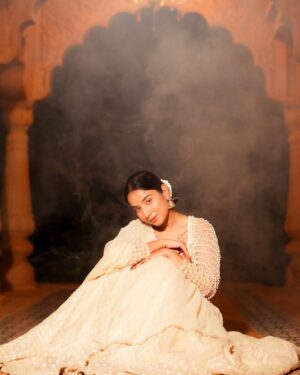 Shyrin Anicka Instagram - कायाम तू हो गयी है, रिवायत की तरह …🤍
Wearing:- @yeh_lehenga_nahi_mehenga
Location:- @honeybookstudios