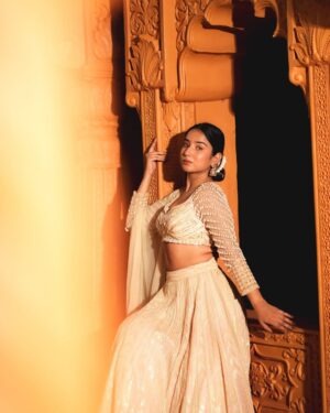 Shyrin Anicka Instagram - कायाम तू हो गयी है, रिवायत की तरह …🤍

Wearing:- @yeh_lehenga_nahi_mehenga 
Location:- @honeybookstudios