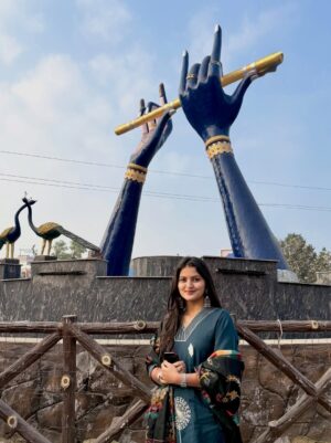Siddhi Jambhale Instagram - Chanting His name,finding my way!!🙌🏻🌹🥹
#starfam❤️ #khatushyam #shyamnaresh #babashyam #jaipur #blessed #gratitude #beginnings #positivity #spirituality #fyp #explore #instagood
