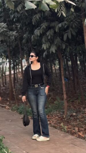 Siddhi Jambhale Instagram - Hawa hawa🖤🌪️Sunglasses:- @epic_store.in
@epic_store.in
They have Premium collection of shoes,watch,sunglass,Clothes,and much more!!
#starfam❤️ #trending #bollywood #walk #style #outfit #edit #reelitfeelit #reel #reelitfeelit #reelinstagram #reelkarofeelkaro #explore #fyp #foryou #instagood #viral