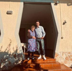 Sienna Guillory Instagram - Nonna Mimina, welcomed me into her home and made me feel deeply loved from the moment I crossed through that jade pentagle 25 years ago. She left us very suddenly the day before yesterday and today we are gathering for her funeral and to say goodbye to her, in her beautiful home. To say she is missed is very much an understatement. She was an incredible life force of love, cuddles, groundedness and of course the fooood. We love you Mimi💔