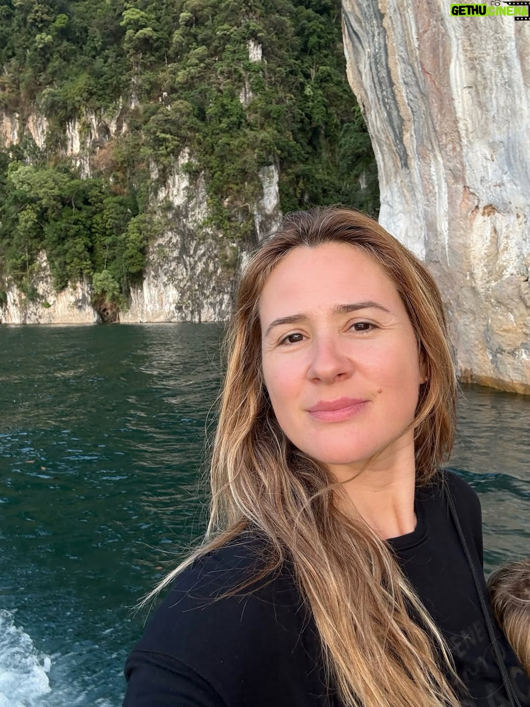 Sílvia Alberto - 16.1K Likes - Há 8 anos vim sozinha, de mochila às costas.
De regresso à Ásia, agora a 4.
Que 2026 venha com mundo e vontade de continuar a ir.
Feliz 2026 ✨