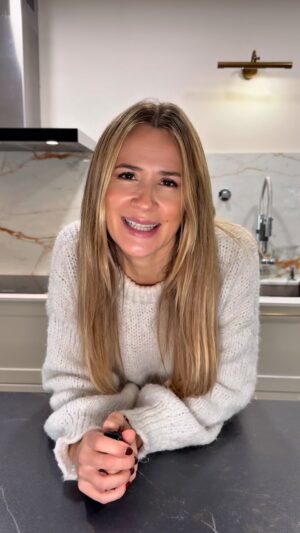 Sílvia Alberto Instagram - Na cozinha, a superfície onde tudo acontece tem de acompanhar o ritmo da vida real e o meu. Escolhi @dektonbycosentino pela resistência, pela beleza e por ser um material que não exige cerimónia. Isso, para mim, faz toda a diferença.
Optei por Awake para a bancada principal e backsplash, pela luminosidade e pela forma como dá personalidade ao espaço.
A ilha, em Kelya, traz profundidade e um contraste que dá carácter à cozinha sem pesar.
Vi tudo na @leroymerlinpt 🤗
#Dekton #Cosentino #AMinhaCozinhaLeroyMerlin