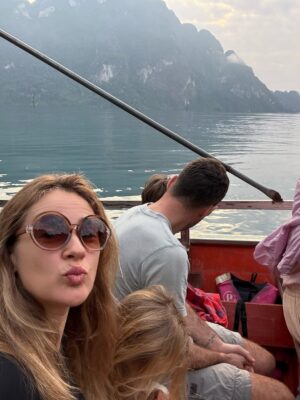 Sílvia Alberto Instagram - Há 8 anos vim sozinha, de mochila às costas.
De regresso à Ásia, agora a 4.
Que 2026 venha com mundo e vontade de continuar a ir.
Feliz 2026 ✨