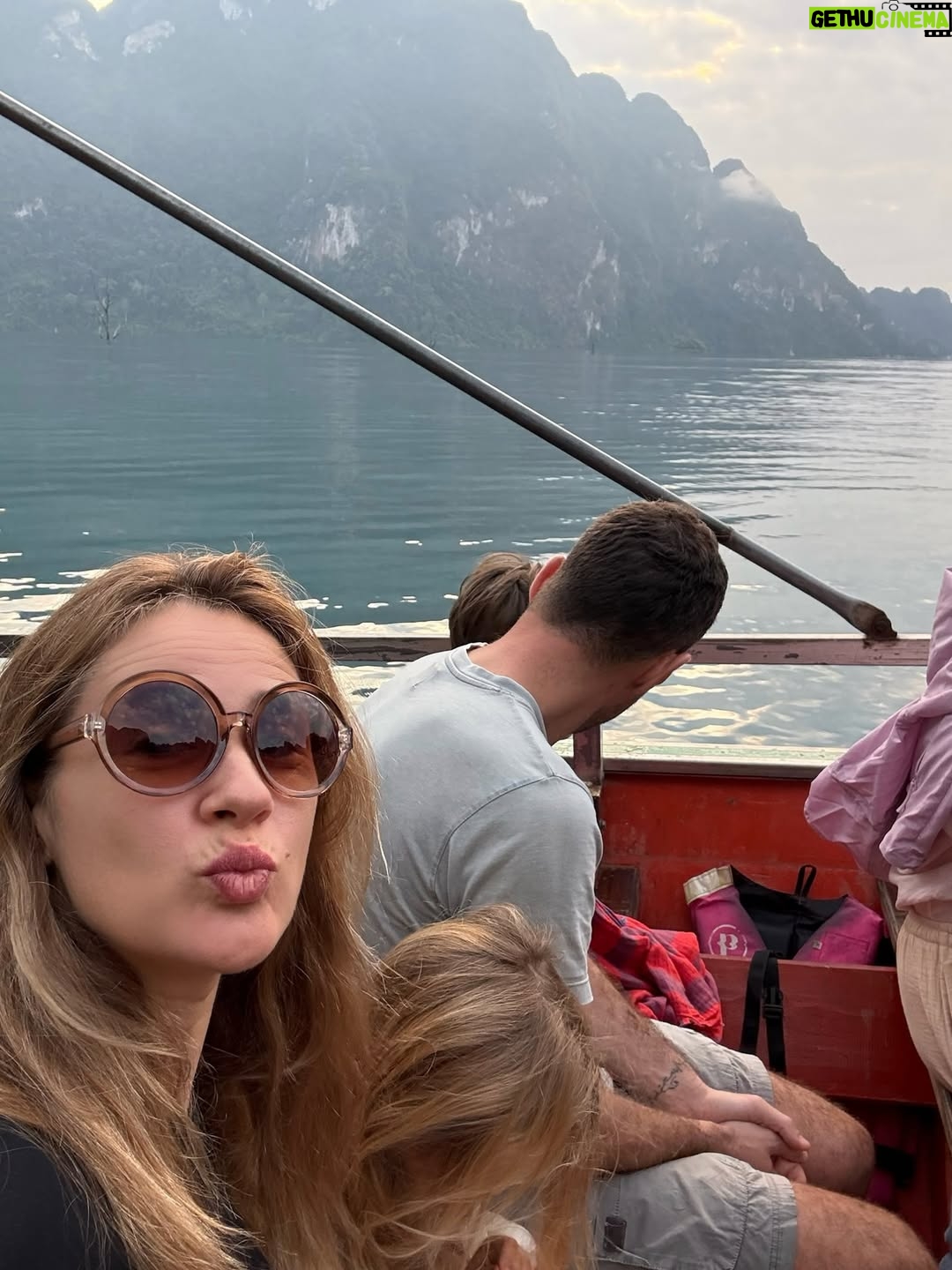 Sílvia Alberto - 16.1K Likes - Há 8 anos vim sozinha, de mochila às costas.
De regresso à Ásia, agora a 4.
Que 2026 venha com mundo e vontade de continuar a ir.
Feliz 2026 ✨