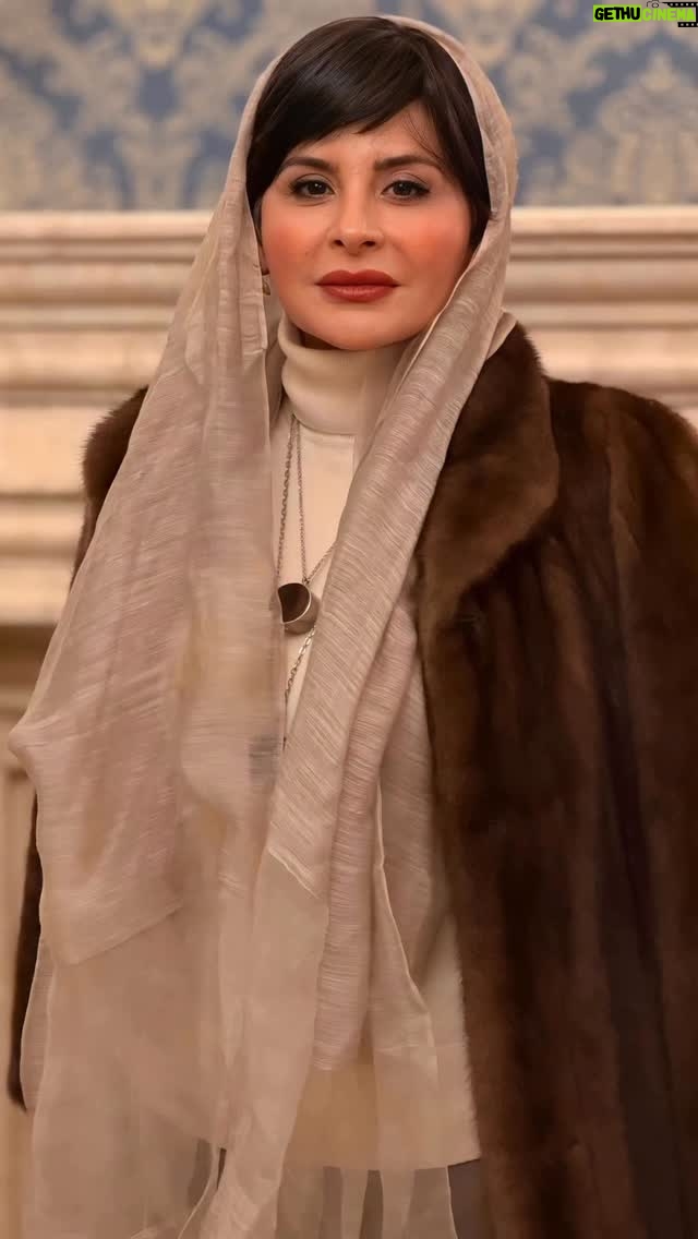 Sima Tirandaz - 4.3K Likes - گاهی هم به خودت سر بزن! 

حالِ چشمهایت را بپرس و دستی به سر و روی احساست بکش؛
رو به روی آیینه بایست و
تمام تنهایی ات را محکم در آغوش بگیر
وَ با صدای بلند به خودت بگو که
“تو” تنها داراییِ من هستی؛
بگو که با همه ی کاستی های
جسمی و روحی، تو را
بی بهانه و عاشقانه دوست دارم؛
برای خودت وقت بگذار، با مهربانی دستت را بگیر و به هوای آزاد ببر، نگذار احساس تنهایی کنی، نگذار ابرهای سیاه، چشمهایت را از پا دربیاورد...
مطمئن باش،
هرگز کسی دلسوزتر از تو
نسبت به تو پیدا نخواهد شد…