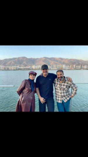 Sima Tirandaz Instagram - داوینچیز هم تموم شد …یه خسته نباشید جانانه به افشین جان هاشمی ،سام عزیزم،مونا جان ….بقیه بازیگران که ماشالله اینقدر زیادن نمیشه از همه اینجا اسم برد .🤭و همه عوامل پشت دوربین که زحمت کشیدن ما دیده بشیم (نمی تونم اسم تک تک رو ببرم،.😊خیلی زیادن) …دلم برای تک تک روزهای خوبی که با هم داشتیم تنگ میشه ..مثل همیشه فقط می تونم آرزو کنم به امید یه سریال دیگه با همین دوستان عزیزم #سیما_تیرانداز #افشین_هاشمی #سام_درخشانی #مونا_فرجاد #داوینچیز