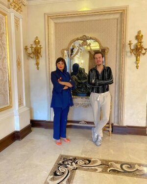 Sima Tirandaz Instagram - همراه با سرکار خانم سیما تیرانداز عزیز بازیگر خوب کشور که چندین ساله افتخار همکاری با ایشان را دارم 🌹🙏🔐
.
@sima_tirandaz_official 
.
#بهروز_کمالیان 
#سیما_تیرانداز 
#امنیت_شبکه