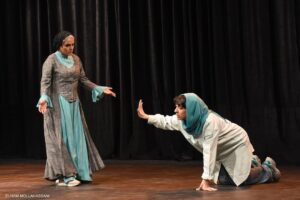 Sima Tirandaz Instagram - 🎭
رونمایی از دومین سری عکسهای نمایش «رومئو و ژولیت»
اجرای ویژه جمعه ۲۹ اردیبهشت ساعت ۱۷
فروش بلیت در سایت تیوال آغاز شد:
https://tiw.al/EGDq
نویسنده: نوشین تبریزی
طراح و کارگردان: سیما تیرانداز
مشاور کارگردان: پژمان عبدی
مجری طرح: آکادمی بازیگری سیما تیرانداز
📅 اردیبهشت و خرداد ۱۴۰۲
⏰ ساعت ۲۰:۴۵
📍 عمارت نوفللوشاتو
بازیگران:
سیما تیرانداز، الهام شعبانی، پژمان عبدی، مهرزاد جعفری، آیدا آرتینمهر، علیرضا اسفندیار، مرضیه امیراحمدی، ساغر چنگیزی، رها خادمی، حدیثه حسینی، سپیده حسینی، میلاد حکمت، بهار دهقان، محمد امین رحیمی، مهدی رزاقی، مهرناز رودگرنژاد، روژینا شهابی، حسن صادقی، سارا ضابطی راد، رضا طاهریان، سالار غفاری، مرتضی فروزانفر، فائزه قربان نژاد، شادان قوامی، بیتا کریمی، محدثه منصور، امیرحسین منوچهری
عکاس: الهام ملاحسنی
طراح لباس: الهام شعبانی
طراح نور: رضا خضرایی
آهنگساز: محمد فرشتهنژاد
نوازندهی ساز: محمد امیرینیا
خواننده: آترین خوشسخن
دستیار کارگردان: مهرزاد جعفری
منشی صحنه: غزال فرخندی
مدیر صحنه: مرتضی طهرانی، لیمان رشیدی، دانیال شیری، امیرعلی رستمی
تدارکات: مهشید احسانی
دوخت لباس: حسین پناهی
طراح پوستر و بروشور: مصطفی پیرهادی
ساخت تیزر: مرتضی مصباح
روابط عمومی و تبلیغات: نوید آغاز
@sima_tirandaz_official
@simatirandazacademy
@nooshin.tabrizi
@elhaam_shabani
@pejmanabdi59
@mehrzadjafariii
@atrinkhoshsokhan
@morteza_mesbah
@mostafa_pirhadi
@ghazal.farkhondi
@elhammollahassanii
@navidaghaz
@nofelloshato_theater
@cafe_dezhen
#رومئو_و_ژولیت #سیما_تیرانداز #عمارت_نوفل_لوشاتو#آکادمی_بازیگری_سیما_تیرانداز #نوشین_تبریزی #الهام_شعبانی #پژمان_عبدی #مهرزاد_جعفری #آترین_خوش_سخن #غزال_فرخندی #تئاتر #نمایش #تیوال #تیوالگرام #تیوال_تئاتر #کافه_دژن
#simatirandaz #simatirandazacademy