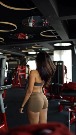 Simi das Instagram - #gym #trendingsongs #egirl