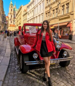 Simmy Goraya Instagram - Throwback to 2018 my first solo trip 🥺❤️! The last pic is my skin goals right now, there’s no makeup on btw.
P.S: I had these in my gallery for soo long!!
#solotrip #prague
