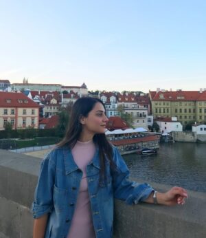 Simmy Goraya Instagram - Throwback to 2018 my first solo trip 🥺❤️! The last pic is my skin goals right now, there’s no makeup on btw.
P.S: I had these in my gallery for soo long!!
#solotrip #prague
