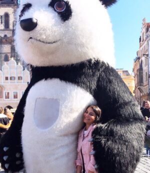 Simmy Goraya Instagram - Throwback to 2018 my first solo trip 🥺❤️! The last pic is my skin goals right now, there’s no makeup on btw.
P.S: I had these in my gallery for soo long!!
#solotrip #prague