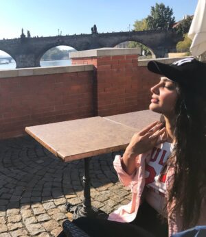 Simmy Goraya Instagram - Throwback to 2018 my first solo trip 🥺❤️! The last pic is my skin goals right now, there’s no makeup on btw.
P.S: I had these in my gallery for soo long!!
#solotrip #prague
