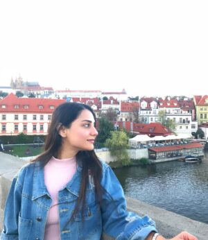 Simmy Goraya Instagram - Throwback to 2018 my first solo trip 🥺❤️! The last pic is my skin goals right now, there’s no makeup on btw.
P.S: I had these in my gallery for soo long!!
#solotrip #prague
