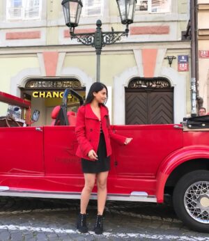 Simmy Goraya Instagram - Throwback to 2018 my first solo trip 🥺❤️! The last pic is my skin goals right now, there’s no makeup on btw.
P.S: I had these in my gallery for soo long!!
#solotrip #prague