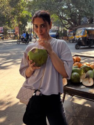Simmy Goraya Instagram - In the end you realise, life’s about doing simple things over a long period of time! It was always about sticking to the DAMN BASICS & finding your balance! 🥹