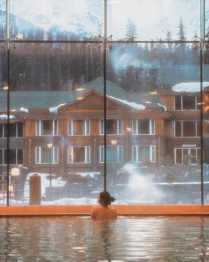Simran Bejwani Instagram - elevated relaxation..❄️

📍The Khyber Himalayan Resort & Spa, Gulmarg

#poolsofinstagram #instagrammable #gulmargdiaries #pooltime