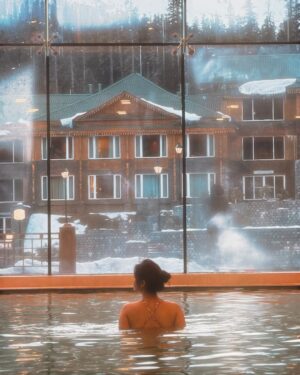 Simran Bejwani Instagram - elevated relaxation..❄️
📍The Khyber Himalayan Resort & Spa, Gulmarg
#poolsofinstagram #instagrammable #gulmargdiaries #pooltime