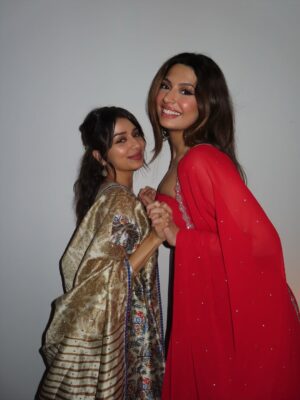Simrat Sokhi Instagram - Oh, don’t mind me 🤭
.
.
.
Outfit by: @dsignersonia ❤️