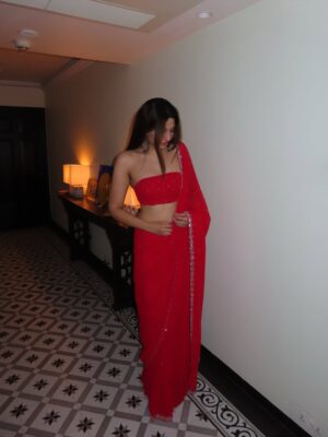 Simrat Sokhi Instagram - Oh, don’t mind me 🤭
.
.
.
Outfit by: @dsignersonia ❤️