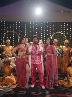 Simrithi Bathija Instagram - From set to screen 💥
‘Right Sali Pe Ba Jija Ka’ is OUT NOW 
Did you watch it? Tell me your thoughts👇🏻 
 
It was my pleasure to share the screen with Power-star @singhpawan999 🌟 

.

.

.

@shabbir_ahmed9 
@tserieshamaarbhojpuri 
@shilpi_raj_personal 

.

.

.

#bhojpuri #itemsong #pawansingh999 #simrithibathija #bts