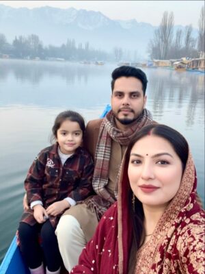 Sippy Mondal Instagram - मैं, न जाने कितनी बार प्रेम मैं पड़ी हूं
हर बार तुम्हारे साथ ही।
क्यों कि
प्रेम हो जाने के बाद भी कई बार बाकी रह जाता है
थोड़ा सा और प्रेम होना
बहुत करीब हो जाने के बाद भी और करीब हो जाना।
और
अक्सर जो थोड़ा बाकी रह जाता है उस थोड़े मैं ही पाती हूं मैं तुम्हें प्रेम से पूरा भरा हुआ ☺️❤️