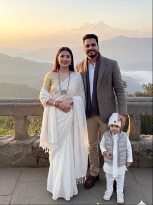 Sippy Mondal Instagram - कभी सोचा है कि चाहे आप किसी से भी शादी करो। या प्रेम करो। एक वक्त ऐसा जरूर आएगा जब आपको लगेगा कि क्या सही इंसान चुना है या नहीं। असल में दिक्कत यह नहीं होती कि आपने गलत पार्टनर चुन लिया है दिक्कत यह है कि कोई भी इंसान परफेक्ट नहीं होता जिसके पास पैसे होंगे उसके पास शायद आपके लिए टाइम ना हो । जिसके पास टाइम होगा उसके पास पैसे नही होंगे। जो बहुत रोमांटिक होगा उस पर शक हो सकता है कि ऐसे सबको तो नही पटाता होगा। जो वफादार होगा वो कभी-कभी बोरिंग लगेगा। जो मजेदार होगा उसमें आपको थोड़ा और मजेदारपन चाहिए होगा । मतलब किसी के साथ भी समझौता करना पड़ता है। शादी परफेक्ट इंसान ढूंढने का नाम नहीं है बल्कि दो लोग साथ टिके रहने का नाम है। चाहे हालात उलझे हुए हो या बोरिंग हो या मुश्किल हो । खुशहाल शादी किस्मत से नहीं मिलती। उसे बनाया जाता है सबसे बड़ी झूठी बात जो हमें सिखाई गई है वह यह है कि सच्चा प्यार हमेशा जादू जैसा लगेगा । ऐसा कभी नही होता। असलियत यह है कि कई बार प्यार ऐसे दिखता है थके होने के बाद भी बर्तन धोना। ताकि पार्टनर आराम कर सके । चुपचाप साथ बैठना जब कहने को कुछ ना हो। थके होने पर भी सब्जी ले आना। या फिर स्पेस देना बिना बुरा माने। अगर आप उस रिलेशनशिप का इंतजार कर रहे हो जिसमे सब परफेक्ट लगे। तो शायद कभी भी नहीं मिलेगी। लेकिन अगर आप तैयार हो एक ऐसा रिश्ता बनाने के लिए जो असली है थोड़ा अधूरा लेकिन बहुत मजबूत । थोड़ा फालतू सा मगर दिल के पास। तो वही प्यार है जो जिंदगी भर साथ निभायेगा।❤️