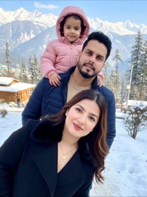 Sippy Mondal Instagram - मैं, न जाने कितनी बार प्रेम मैं पड़ी हूं
हर बार तुम्हारे साथ ही।
क्यों कि
प्रेम हो जाने के बाद भी कई बार बाकी रह जाता है
थोड़ा सा और प्रेम होना
बहुत करीब हो जाने के बाद भी और करीब हो जाना।
और
अक्सर जो थोड़ा बाकी रह जाता है उस थोड़े मैं ही पाती हूं मैं तुम्हें प्रेम से पूरा भरा हुआ ☺️❤️