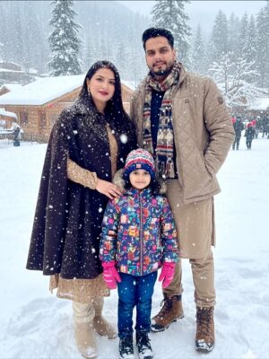 Sippy Mondal Instagram - मैं, न जाने कितनी बार प्रेम मैं पड़ी हूं
हर बार तुम्हारे साथ ही।
क्यों कि
प्रेम हो जाने के बाद भी कई बार बाकी रह जाता है
थोड़ा सा और प्रेम होना
बहुत करीब हो जाने के बाद भी और करीब हो जाना।
और
अक्सर जो थोड़ा बाकी रह जाता है उस थोड़े मैं ही पाती हूं मैं तुम्हें प्रेम से पूरा भरा हुआ ☺️❤️