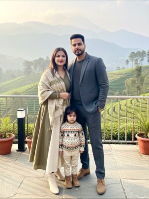 Sippy Mondal Instagram - कभी सोचा है कि चाहे आप किसी से भी शादी करो। या प्रेम करो। एक वक्त ऐसा जरूर आएगा जब आपको लगेगा कि क्या सही इंसान चुना है या नहीं। असल में दिक्कत यह नहीं होती कि आपने गलत पार्टनर चुन लिया है दिक्कत यह है कि कोई भी इंसान परफेक्ट नहीं होता जिसके पास पैसे होंगे उसके पास शायद आपके लिए टाइम ना हो । जिसके पास टाइम होगा उसके पास पैसे नही होंगे। जो बहुत रोमांटिक होगा उस पर शक हो सकता है कि ऐसे सबको तो नही पटाता होगा। जो वफादार होगा वो कभी-कभी बोरिंग लगेगा। जो मजेदार होगा उसमें आपको थोड़ा और मजेदारपन चाहिए होगा । मतलब किसी के साथ भी समझौता करना पड़ता है। शादी परफेक्ट इंसान ढूंढने का नाम नहीं है बल्कि दो लोग साथ टिके रहने का नाम है। चाहे हालात उलझे हुए हो या बोरिंग हो या मुश्किल हो । खुशहाल शादी किस्मत से नहीं मिलती। उसे बनाया जाता है सबसे बड़ी झूठी बात जो हमें सिखाई गई है वह यह है कि सच्चा प्यार हमेशा जादू जैसा लगेगा । ऐसा कभी नही होता। असलियत यह है कि कई बार प्यार ऐसे दिखता है थके होने के बाद भी बर्तन धोना। ताकि पार्टनर आराम कर सके । चुपचाप साथ बैठना जब कहने को कुछ ना हो। थके होने पर भी सब्जी ले आना। या फिर स्पेस देना बिना बुरा माने। अगर आप उस रिलेशनशिप का इंतजार कर रहे हो जिसमे सब परफेक्ट लगे। तो शायद कभी भी नहीं मिलेगी। लेकिन अगर आप तैयार हो एक ऐसा रिश्ता बनाने के लिए जो असली है थोड़ा अधूरा लेकिन बहुत मजबूत । थोड़ा फालतू सा मगर दिल के पास। तो वही प्यार है जो जिंदगी भर साथ निभायेगा।❤️