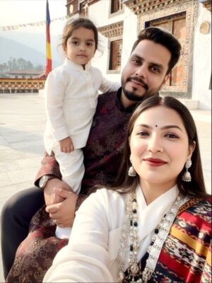 Sippy Mondal Instagram - कभी सोचा है कि चाहे आप किसी से भी शादी करो। या प्रेम करो। एक वक्त ऐसा जरूर आएगा जब आपको लगेगा कि क्या सही इंसान चुना है या नहीं। असल में दिक्कत यह नहीं होती कि आपने गलत पार्टनर चुन लिया है दिक्कत यह है कि कोई भी इंसान परफेक्ट नहीं होता जिसके पास पैसे होंगे उसके पास शायद आपके लिए टाइम ना हो । जिसके पास टाइम होगा उसके पास पैसे नही होंगे। जो बहुत रोमांटिक होगा उस पर शक हो सकता है कि ऐसे सबको तो नही पटाता होगा। जो वफादार होगा वो कभी-कभी बोरिंग लगेगा। जो मजेदार होगा उसमें आपको थोड़ा और मजेदारपन चाहिए होगा । मतलब किसी के साथ भी समझौता करना पड़ता है। शादी परफेक्ट इंसान ढूंढने का नाम नहीं है बल्कि दो लोग साथ टिके रहने का नाम है। चाहे हालात उलझे हुए हो या बोरिंग हो या मुश्किल हो । खुशहाल शादी किस्मत से नहीं मिलती। उसे बनाया जाता है सबसे बड़ी झूठी बात जो हमें सिखाई गई है वह यह है कि सच्चा प्यार हमेशा जादू जैसा लगेगा । ऐसा कभी नही होता। असलियत यह है कि कई बार प्यार ऐसे दिखता है थके होने के बाद भी बर्तन धोना। ताकि पार्टनर आराम कर सके । चुपचाप साथ बैठना जब कहने को कुछ ना हो। थके होने पर भी सब्जी ले आना। या फिर स्पेस देना बिना बुरा माने। अगर आप उस रिलेशनशिप का इंतजार कर रहे हो जिसमे सब परफेक्ट लगे। तो शायद कभी भी नहीं मिलेगी। लेकिन अगर आप तैयार हो एक ऐसा रिश्ता बनाने के लिए जो असली है थोड़ा अधूरा लेकिन बहुत मजबूत । थोड़ा फालतू सा मगर दिल के पास। तो वही प्यार है जो जिंदगी भर साथ निभायेगा।❤️