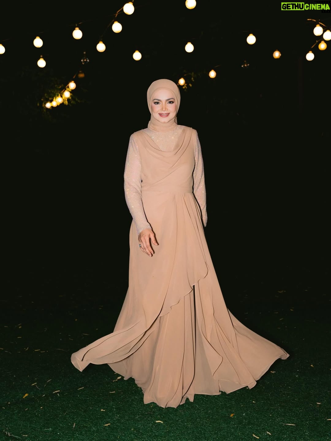 Siti Nurhaliza - 33.1K Likes - Majlis Sambutan Ulangtahun ke-47 Dato' Sri Siti Nurhaliza & Apresiasi Media.

Anjuran: @snlegacysb 
Lokasi: @forestvalleyhall Monstera Hall
Katering: @zai.srigemilang 
Dekorasi: @rajanurul_wedding 
Pencuci Mulut: @ct_dessertcakes 
Goodies: @snlegacysb 
Hadiah cabutan bertuah: @airasia @cuckoo_official @universalmusic_my @officialsimplysiti @afiyabysitinurhaliza 
Emcee: @sudyrtahir 
👗 @ashraffzainal 
💄 @epie_temerloh 
📸 @amrulsykr_ 
📹 @bangsawanpictures