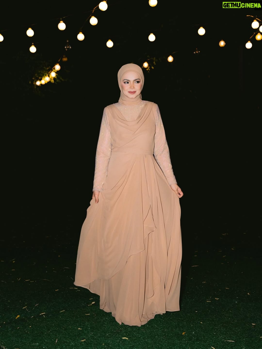 Siti Nurhaliza - 33.1K Likes - Majlis Sambutan Ulangtahun ke-47 Dato' Sri Siti Nurhaliza & Apresiasi Media.

Anjuran: @snlegacysb 
Lokasi: @forestvalleyhall Monstera Hall
Katering: @zai.srigemilang 
Dekorasi: @rajanurul_wedding 
Pencuci Mulut: @ct_dessertcakes 
Goodies: @snlegacysb 
Hadiah cabutan bertuah: @airasia @cuckoo_official @universalmusic_my @officialsimplysiti @afiyabysitinurhaliza 
Emcee: @sudyrtahir 
👗 @ashraffzainal 
💄 @epie_temerloh 
📸 @amrulsykr_ 
📹 @bangsawanpictures