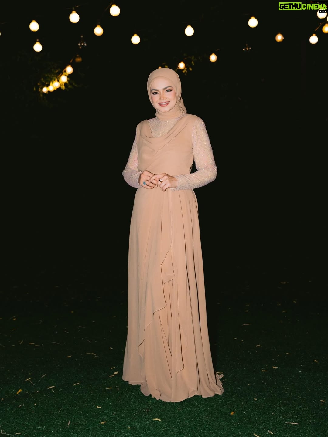Siti Nurhaliza - 33.1K Likes - Majlis Sambutan Ulangtahun ke-47 Dato' Sri Siti Nurhaliza & Apresiasi Media.

Anjuran: @snlegacysb 
Lokasi: @forestvalleyhall Monstera Hall
Katering: @zai.srigemilang 
Dekorasi: @rajanurul_wedding 
Pencuci Mulut: @ct_dessertcakes 
Goodies: @snlegacysb 
Hadiah cabutan bertuah: @airasia @cuckoo_official @universalmusic_my @officialsimplysiti @afiyabysitinurhaliza 
Emcee: @sudyrtahir 
👗 @ashraffzainal 
💄 @epie_temerloh 
📸 @amrulsykr_ 
📹 @bangsawanpictures