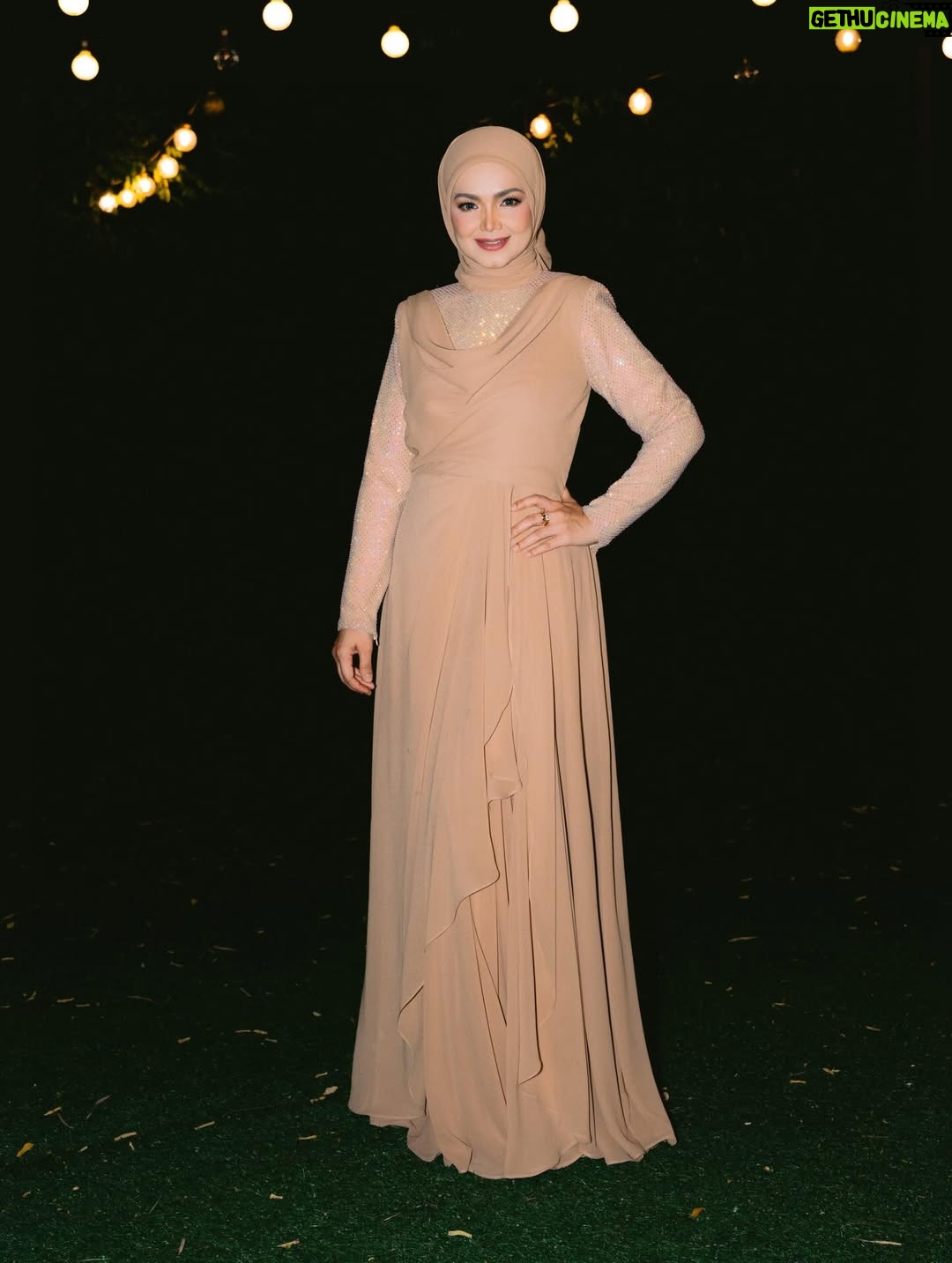Siti Nurhaliza - 33.1K Likes - Majlis Sambutan Ulangtahun ke-47 Dato' Sri Siti Nurhaliza & Apresiasi Media.

Anjuran: @snlegacysb 
Lokasi: @forestvalleyhall Monstera Hall
Katering: @zai.srigemilang 
Dekorasi: @rajanurul_wedding 
Pencuci Mulut: @ct_dessertcakes 
Goodies: @snlegacysb 
Hadiah cabutan bertuah: @airasia @cuckoo_official @universalmusic_my @officialsimplysiti @afiyabysitinurhaliza 
Emcee: @sudyrtahir 
👗 @ashraffzainal 
💄 @epie_temerloh 
📸 @amrulsykr_ 
📹 @bangsawanpictures
