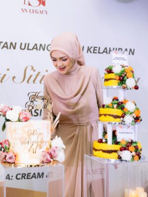 Siti Nurhaliza Instagram - Majlis Sambutan Ulangtahun ke-47 Dato' Sri Siti Nurhaliza & Apresiasi Media.

Anjuran: @snlegacysb 
Lokasi: @forestvalleyhall Monstera Hall
Katering: @zai.srigemilang 
Dekorasi: @rajanurul_wedding 
Pencuci Mulut: @ct_dessertcakes 
Goodies: @snlegacysb 
Hadiah cabutan bertuah: @airasia @cuckoo_official @universalmusic_my @officialsimplysiti @afiyabysitinurhaliza 
Emcee: @sudyrtahir 
👗 @ashraffzainal 
💄 @epie_temerloh 
📸 @amrulsykr_ 
📹 @bangsawanpictures