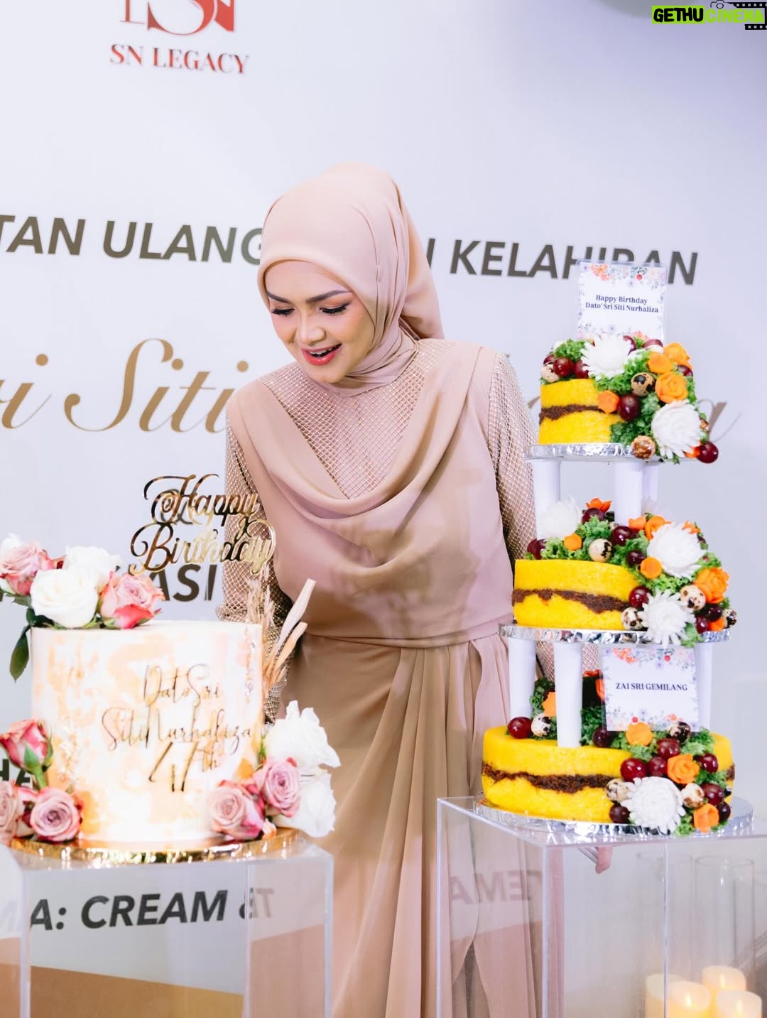 Siti Nurhaliza - 6.5K Likes - Majlis Sambutan Ulangtahun ke-47 Dato' Sri Siti Nurhaliza & Apresiasi Media.

Anjuran: @snlegacysb 
Lokasi: @forestvalleyhall Monstera Hall
Katering: @zai.srigemilang 
Dekorasi: @rajanurul_wedding 
Pencuci Mulut: @ct_dessertcakes 
Goodies: @snlegacysb 
Hadiah cabutan bertuah: @airasia @cuckoo_official @universalmusic_my @officialsimplysiti @afiyabysitinurhaliza 
Emcee: @sudyrtahir 
👗 @ashraffzainal 
💄 @epie_temerloh 
📸 @amrulsykr_ 
📹 @bangsawanpictures
