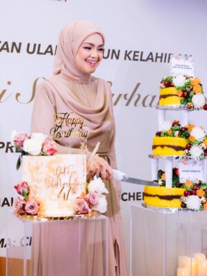 Siti Nurhaliza Instagram - Majlis Sambutan Ulangtahun ke-47 Dato' Sri Siti Nurhaliza & Apresiasi Media.

Anjuran: @snlegacysb 
Lokasi: @forestvalleyhall Monstera Hall
Katering: @zai.srigemilang 
Dekorasi: @rajanurul_wedding 
Pencuci Mulut: @ct_dessertcakes 
Goodies: @snlegacysb 
Hadiah cabutan bertuah: @airasia @cuckoo_official @universalmusic_my @officialsimplysiti @afiyabysitinurhaliza 
Emcee: @sudyrtahir 
👗 @ashraffzainal 
💄 @epie_temerloh 
📸 @amrulsykr_ 
📹 @bangsawanpictures