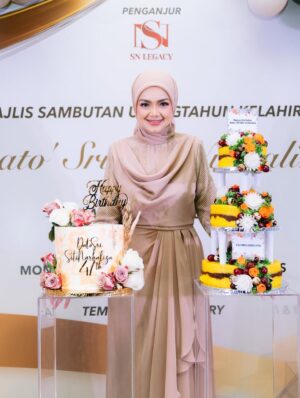Siti Nurhaliza Instagram - Majlis Sambutan Ulangtahun ke-47 Dato' Sri Siti Nurhaliza & Apresiasi Media.

Anjuran: @snlegacysb 
Lokasi: @forestvalleyhall Monstera Hall
Katering: @zai.srigemilang 
Dekorasi: @rajanurul_wedding 
Pencuci Mulut: @ct_dessertcakes 
Goodies: @snlegacysb 
Hadiah cabutan bertuah: @airasia @cuckoo_official @universalmusic_my @officialsimplysiti @afiyabysitinurhaliza 
Emcee: @sudyrtahir 
👗 @ashraffzainal 
💄 @epie_temerloh 
📸 @amrulsykr_ 
📹 @bangsawanpictures