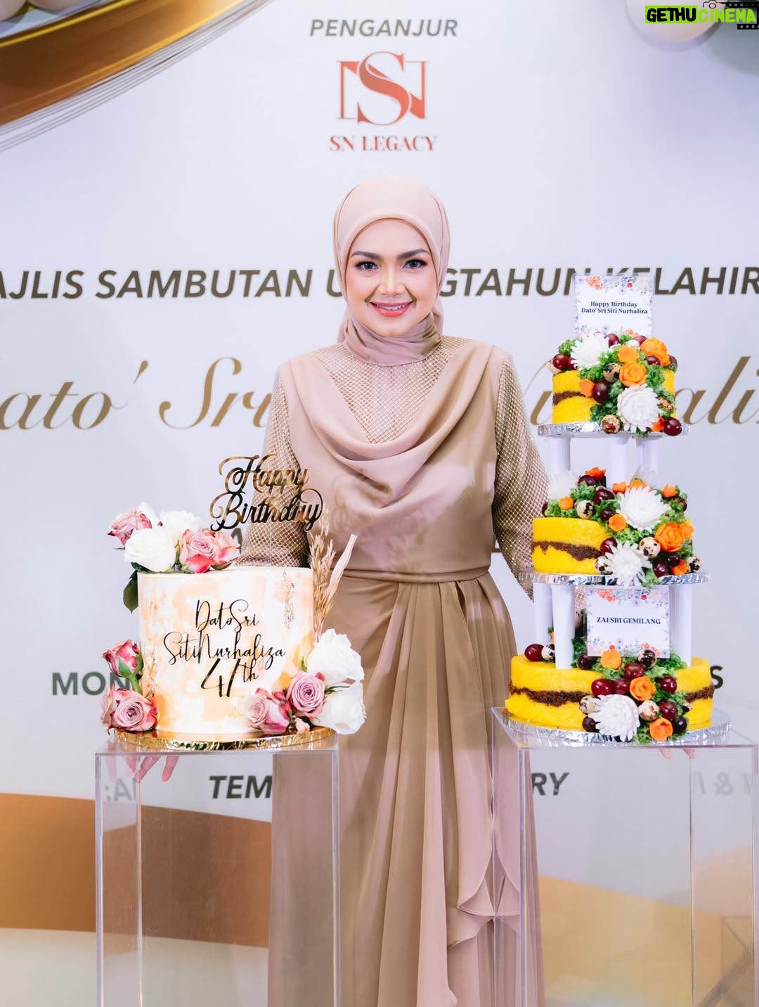 Siti Nurhaliza - 6.5K Likes - Majlis Sambutan Ulangtahun ke-47 Dato' Sri Siti Nurhaliza & Apresiasi Media.

Anjuran: @snlegacysb 
Lokasi: @forestvalleyhall Monstera Hall
Katering: @zai.srigemilang 
Dekorasi: @rajanurul_wedding 
Pencuci Mulut: @ct_dessertcakes 
Goodies: @snlegacysb 
Hadiah cabutan bertuah: @airasia @cuckoo_official @universalmusic_my @officialsimplysiti @afiyabysitinurhaliza 
Emcee: @sudyrtahir 
👗 @ashraffzainal 
💄 @epie_temerloh 
📸 @amrulsykr_ 
📹 @bangsawanpictures