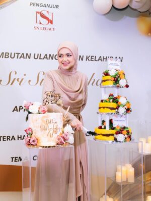 Siti Nurhaliza Instagram - Majlis Sambutan Ulangtahun ke-47 Dato' Sri Siti Nurhaliza & Apresiasi Media.

Anjuran: @snlegacysb 
Lokasi: @forestvalleyhall Monstera Hall
Katering: @zai.srigemilang 
Dekorasi: @rajanurul_wedding 
Pencuci Mulut: @ct_dessertcakes 
Goodies: @snlegacysb 
Hadiah cabutan bertuah: @airasia @cuckoo_official @universalmusic_my @officialsimplysiti @afiyabysitinurhaliza 
Emcee: @sudyrtahir 
👗 @ashraffzainal 
💄 @epie_temerloh 
📸 @amrulsykr_ 
📹 @bangsawanpictures