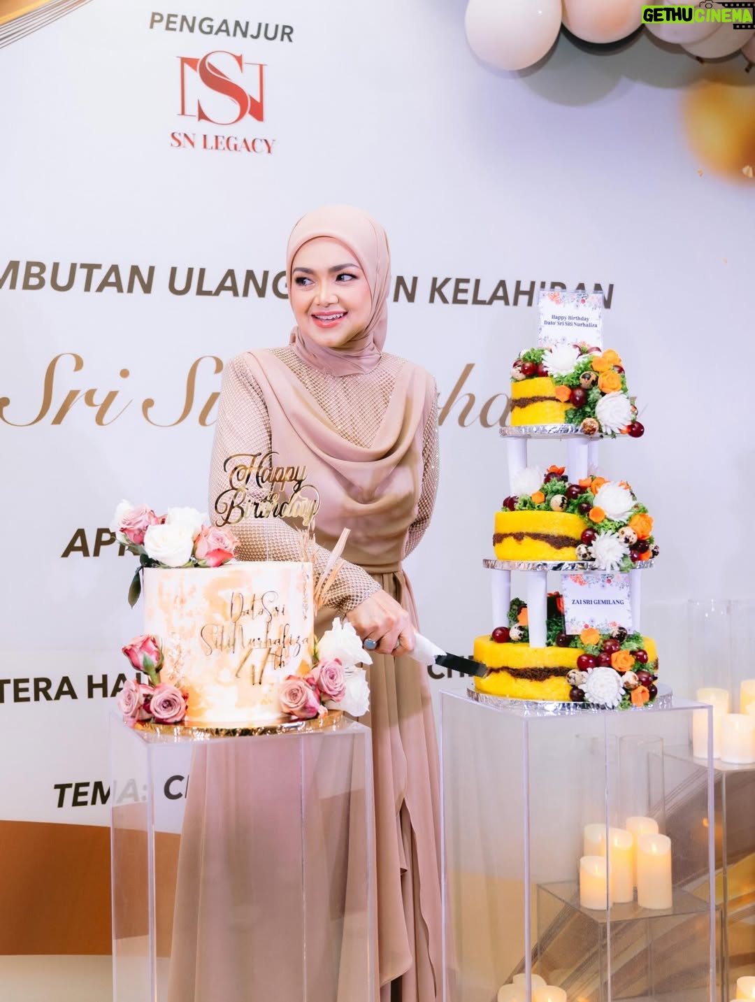 Siti Nurhaliza - 6.5K Likes - Majlis Sambutan Ulangtahun ke-47 Dato' Sri Siti Nurhaliza & Apresiasi Media.

Anjuran: @snlegacysb 
Lokasi: @forestvalleyhall Monstera Hall
Katering: @zai.srigemilang 
Dekorasi: @rajanurul_wedding 
Pencuci Mulut: @ct_dessertcakes 
Goodies: @snlegacysb 
Hadiah cabutan bertuah: @airasia @cuckoo_official @universalmusic_my @officialsimplysiti @afiyabysitinurhaliza 
Emcee: @sudyrtahir 
👗 @ashraffzainal 
💄 @epie_temerloh 
📸 @amrulsykr_ 
📹 @bangsawanpictures