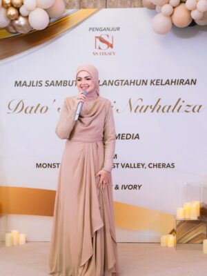 Siti Nurhaliza Instagram - Majlis Sambutan Ulangtahun ke-47 Dato' Sri Siti Nurhaliza & Apresiasi Media.

Anjuran: @snlegacysb 
Lokasi: @forestvalleyhall Monstera Hall
Katering: @zai.srigemilang 
Dekorasi: @rajanurul_wedding 
Pencuci Mulut: @ct_dessertcakes 
Goodies: @snlegacysb 
Hadiah cabutan bertuah: @airasia @cuckoo_official @universalmusic_my @officialsimplysiti @afiyabysitinurhaliza 
Emcee: @sudyrtahir 
👗 @ashraffzainal 
💄 @epie_temerloh 
📸 @amrulsykr_ 
📹 @bangsawanpictures