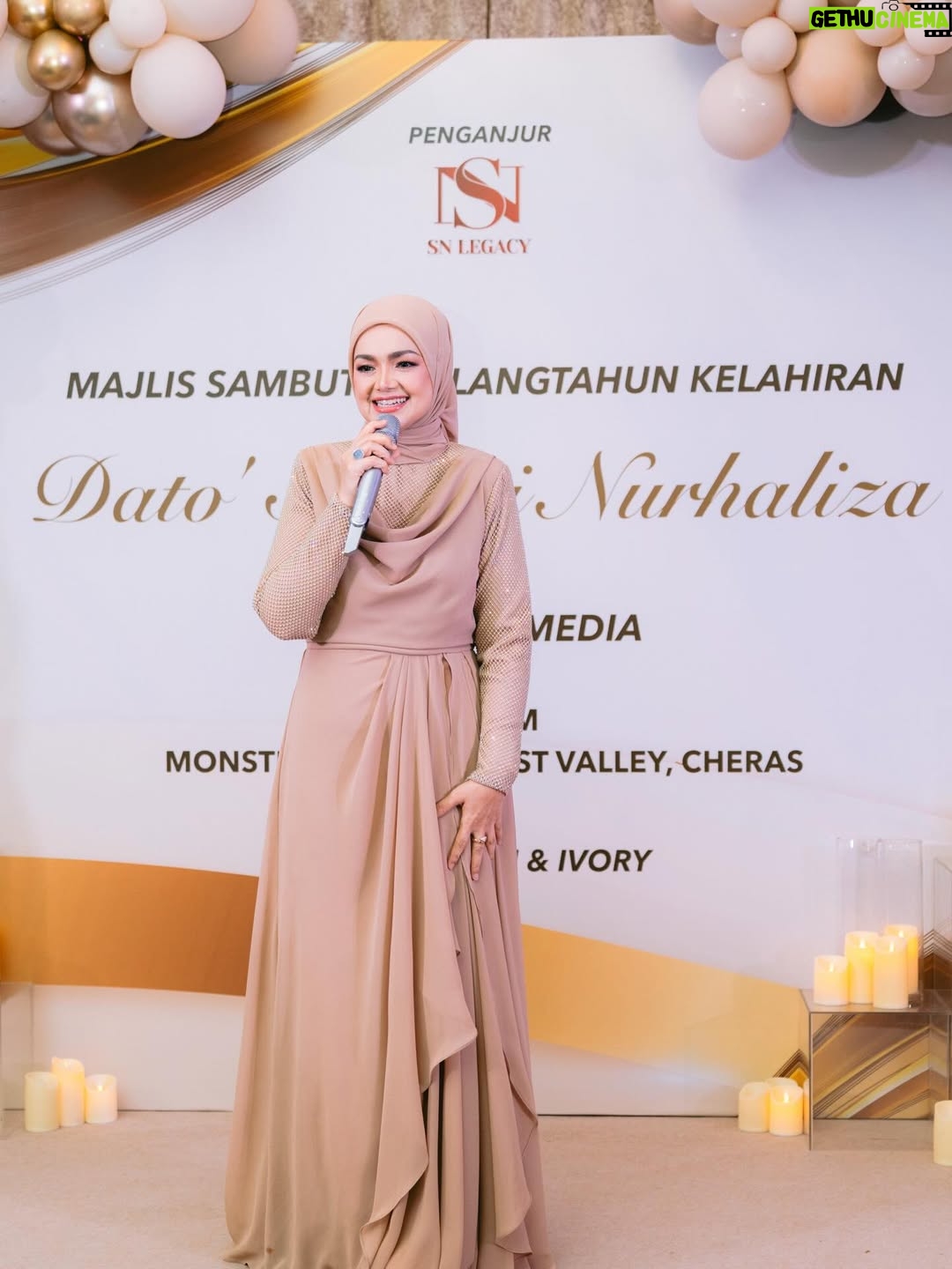 Siti Nurhaliza - 6.5K Likes - Majlis Sambutan Ulangtahun ke-47 Dato' Sri Siti Nurhaliza & Apresiasi Media.

Anjuran: @snlegacysb 
Lokasi: @forestvalleyhall Monstera Hall
Katering: @zai.srigemilang 
Dekorasi: @rajanurul_wedding 
Pencuci Mulut: @ct_dessertcakes 
Goodies: @snlegacysb 
Hadiah cabutan bertuah: @airasia @cuckoo_official @universalmusic_my @officialsimplysiti @afiyabysitinurhaliza 
Emcee: @sudyrtahir 
👗 @ashraffzainal 
💄 @epie_temerloh 
📸 @amrulsykr_ 
📹 @bangsawanpictures
