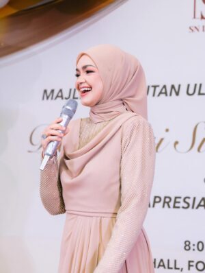 Siti Nurhaliza Instagram - Majlis Sambutan Ulangtahun ke-47 Dato' Sri Siti Nurhaliza & Apresiasi Media.

Anjuran: @snlegacysb 
Lokasi: @forestvalleyhall Monstera Hall
Katering: @zai.srigemilang 
Dekorasi: @rajanurul_wedding 
Pencuci Mulut: @ct_dessertcakes 
Goodies: @snlegacysb 
Hadiah cabutan bertuah: @airasia @cuckoo_official @universalmusic_my @officialsimplysiti @afiyabysitinurhaliza 
Emcee: @sudyrtahir 
👗 @ashraffzainal 
💄 @epie_temerloh 
📸 @amrulsykr_ 
📹 @bangsawanpictures