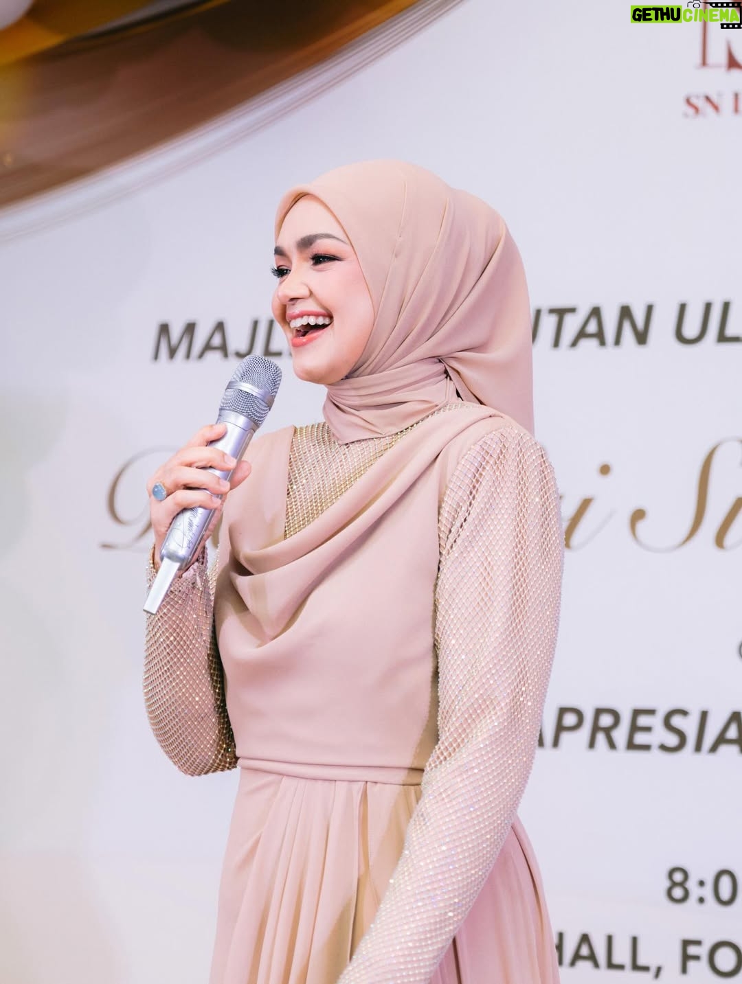 Siti Nurhaliza - 6.5K Likes - Majlis Sambutan Ulangtahun ke-47 Dato' Sri Siti Nurhaliza & Apresiasi Media.

Anjuran: @snlegacysb 
Lokasi: @forestvalleyhall Monstera Hall
Katering: @zai.srigemilang 
Dekorasi: @rajanurul_wedding 
Pencuci Mulut: @ct_dessertcakes 
Goodies: @snlegacysb 
Hadiah cabutan bertuah: @airasia @cuckoo_official @universalmusic_my @officialsimplysiti @afiyabysitinurhaliza 
Emcee: @sudyrtahir 
👗 @ashraffzainal 
💄 @epie_temerloh 
📸 @amrulsykr_ 
📹 @bangsawanpictures