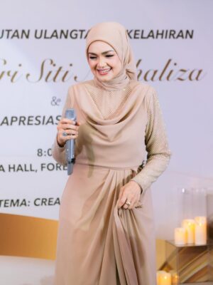 Siti Nurhaliza Instagram - Majlis Sambutan Ulangtahun ke-47 Dato' Sri Siti Nurhaliza & Apresiasi Media.

Anjuran: @snlegacysb 
Lokasi: @forestvalleyhall Monstera Hall
Katering: @zai.srigemilang 
Dekorasi: @rajanurul_wedding 
Pencuci Mulut: @ct_dessertcakes 
Goodies: @snlegacysb 
Hadiah cabutan bertuah: @airasia @cuckoo_official @universalmusic_my @officialsimplysiti @afiyabysitinurhaliza 
Emcee: @sudyrtahir 
👗 @ashraffzainal 
💄 @epie_temerloh 
📸 @amrulsykr_ 
📹 @bangsawanpictures